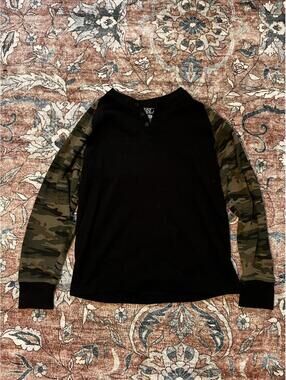 Men's Black and Green Shirt